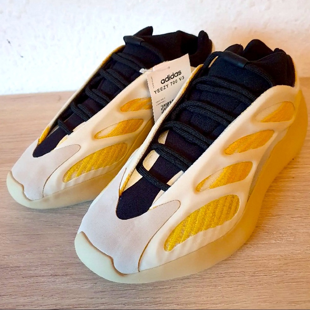 Brand NEW YEEZY 700 v3 safflower